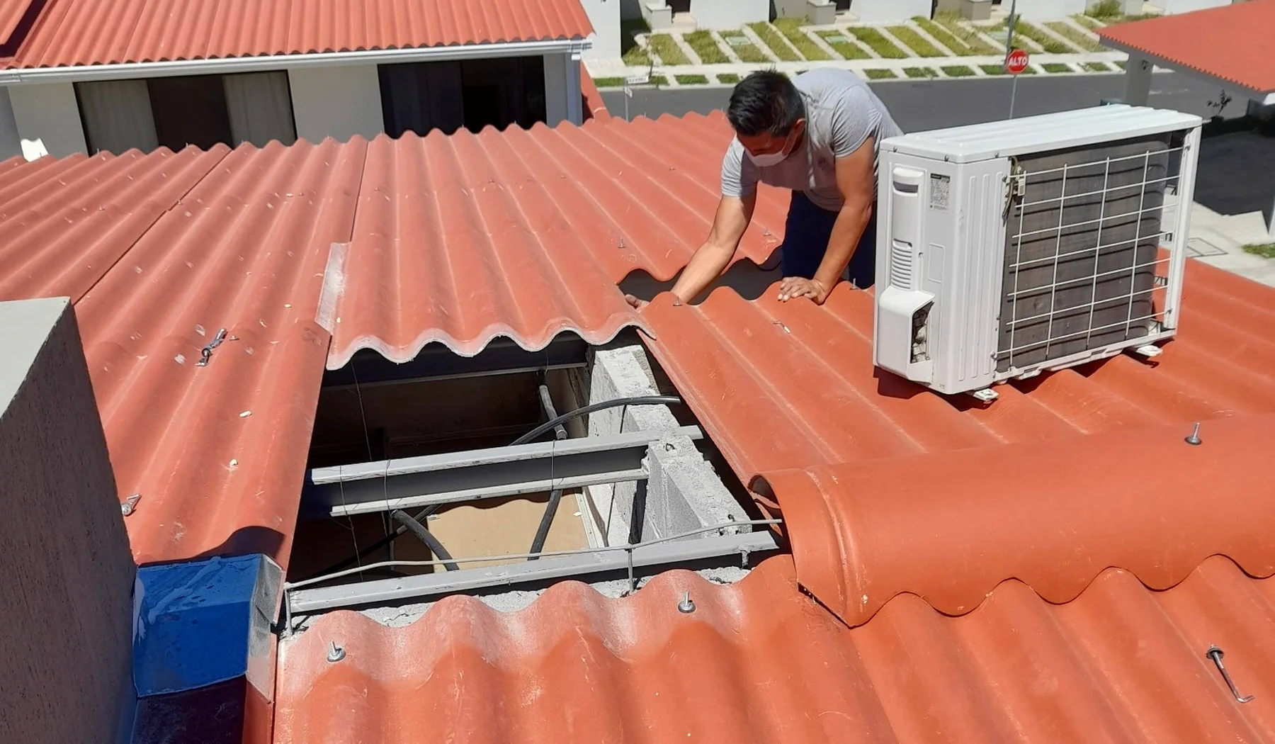 Instalación de aire acondicionado realizada por SURA en El Salvador